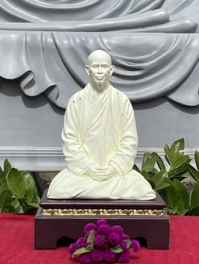 TƯỢNG THIỀN SƯ THÍCH NHẤT HẠNH
