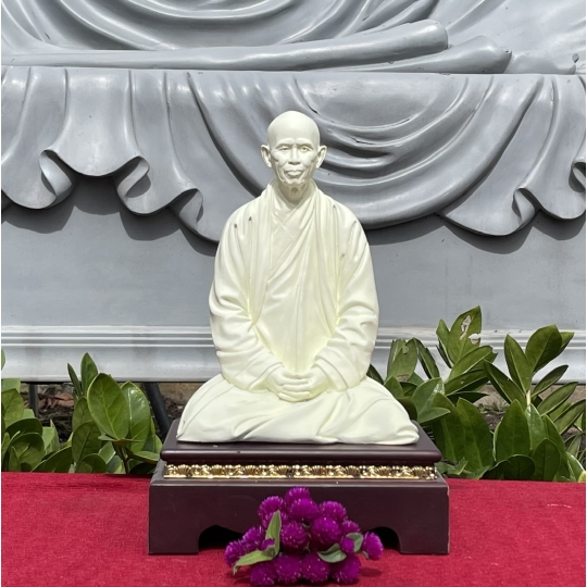 TƯỢNG THIỀN SƯ THÍCH NHẤT HẠNH